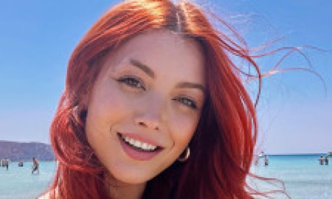 Elena Gheorghe, spectacol de vară în costum de baie, în prag de 40 de ani. Radiază tinerețe și încredere pe plajele din Creta