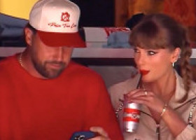 Travis Kelce, ajutat de garda de corp a lui Taylor Swift pentru un gest romantic. Cei doi au fost surprinși la o cină în New York