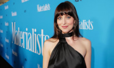 Actrița celebră de care se sprijină Dakota Johnson după despărțirea de Chris Martin. Cele două staruri, pozate de mână la Roma