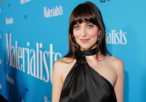 Actrița celebră de care se sprijină Dakota Johnson după despărțirea de Chris Martin. Cele două staruri, pozate de mână la Roma