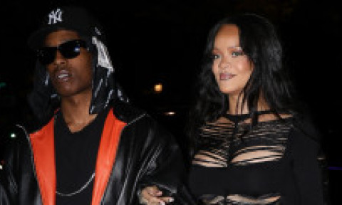 Rihanna, apariție spectaculoasă la un club din Paris. Într-o rochie mulată și sfâșiată de sus până jos, și-a expus burtica de gravidă