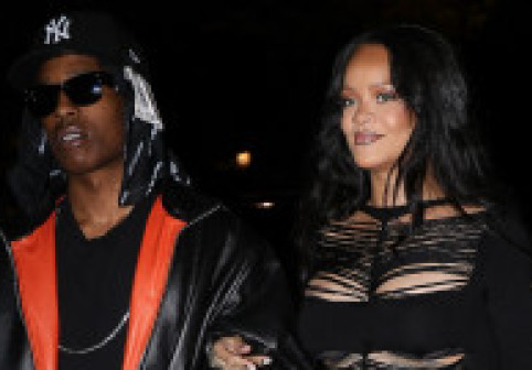 Rihanna, apariție spectaculoasă la un club din Paris. Într-o rochie mulată și sfâșiată de sus până jos, și-a expus burtica de gravidă