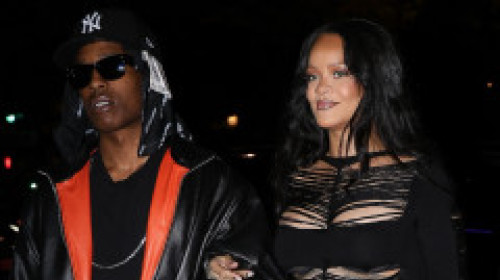 Rihanna, apariție spectaculoasă la un club din Paris. Într-o rochie mulată și sfâșiată de sus până jos, și-a expus burtica de gravidă