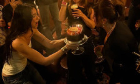 Cine e Anesa, mama fabuloasă a celebrei Dua Lipa. Povestea femeii care a fugit din calea războiului și a crescut un superstar