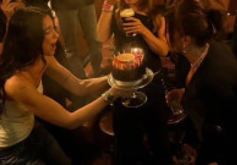 Cine e Anesa, mama fabuloasă a celebrei Dua Lipa. Povestea femeii care a fugit din calea războiului și a crescut un superstar