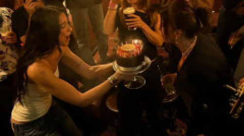 Cine e Anesa, mama fabuloasă a celebrei Dua Lipa. Povestea femeii care a fugit din calea războiului și a crescut un superstar