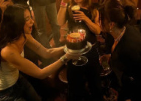 Cine e Anesa, mama fabuloasă a celebrei Dua Lipa. Povestea femeii care a fugit din calea războiului și a crescut un superstar