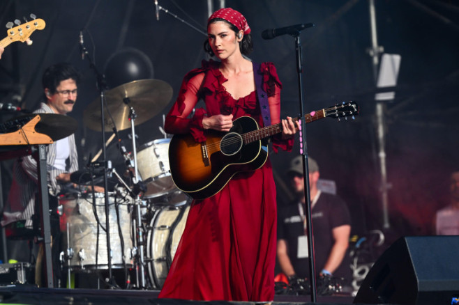 Somerset, UK. 27 June 2025. Gracie Abrams performing during the Glastonbury Festival at Worthy Farm in Somerset. Photo credit should read: Matt Crossick/Empics/Alamy Live News