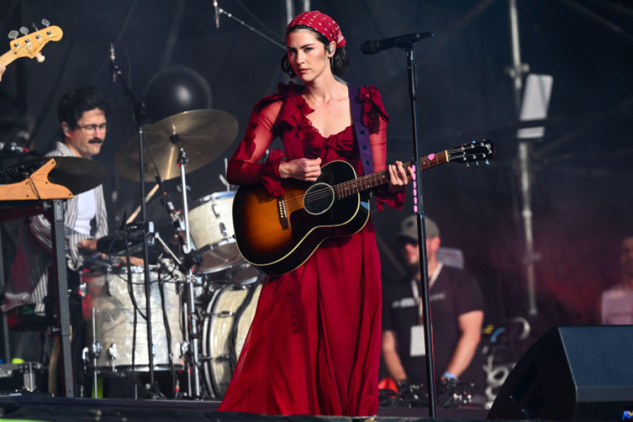 Somerset, UK. 27 June 2025. Gracie Abrams performing during the Glastonbury Festival at Worthy Farm in Somerset. Photo credit should read: Matt Crossick/Empics/Alamy Live News