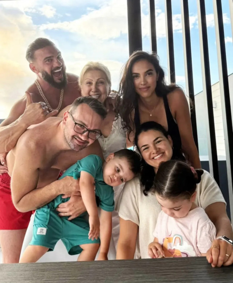 Dorian Popa și iubita lui, Andreea, la mare cu fratele lui Dorian și mama lor/ Foto: Instagram