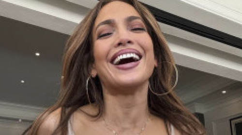 „Femeia care-și cântă și dansează viața!”. Jennifer Lopez, electrizantă într-un body sclipitor și cizme înalte, pe scenă în Spania