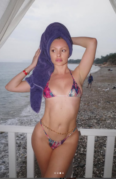 alexandra stan in costum de baie (1)