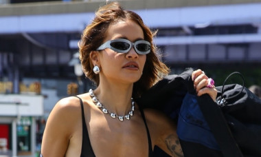 Rita Ora a transformat o zi plină, într-o paradă a modei pe străzile din NYC. Bustiera minusculă i-a lăsat la vedere abdomenul tonifiat
