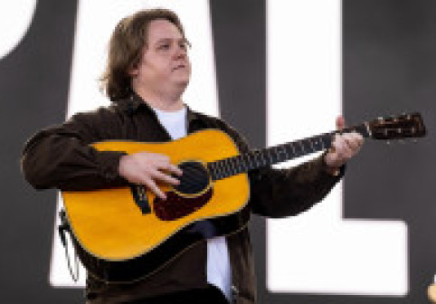 Lewis Capaldi, revenire pe scenă după doi ani. De la durere, sindrom Tourette și anxietate, la aplauze: "A venit timpul să mă întorc"