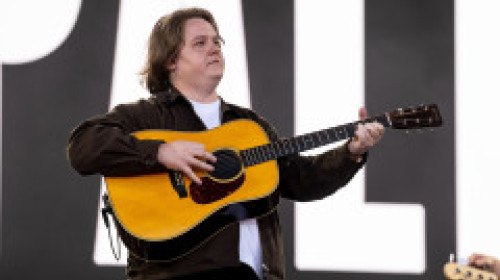 Lewis Capaldi, revenire pe scenă după doi ani. De la durere, sindrom Tourette și anxietate, la aplauze: "A venit timpul să mă întorc"