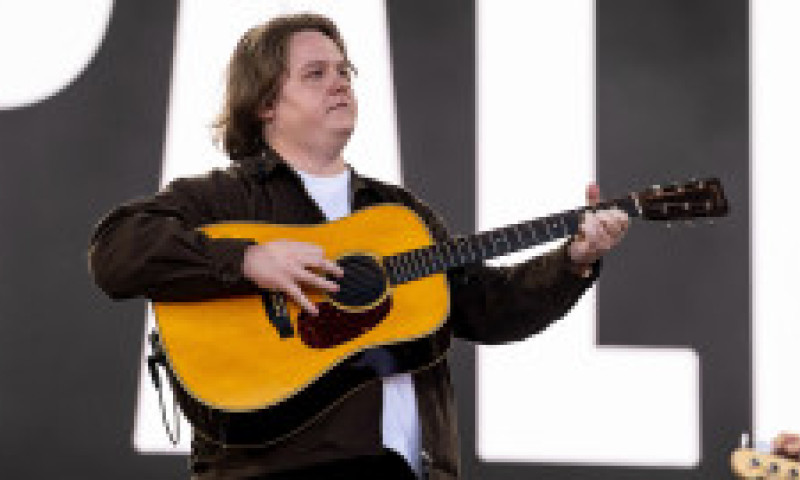 Lewis Capaldi, revenire pe scenă după doi ani. De la durere, sindrom Tourette și anxietate, la aplauze: "A venit timpul să mă întorc"