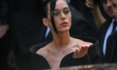 Katy Perry, apariție inedită după despărțirea de Orlando Bloom. Rochie mini, pantofi cu toc și atitudine, la Paris