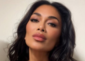 Nicole Scherzinger, zi de naștere pe plajă, în costum de baie. A împlinit 47 de ani, dar se simte și arată ca la 25