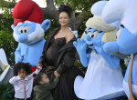 Rihanna insarcinata cu copiii alaturi