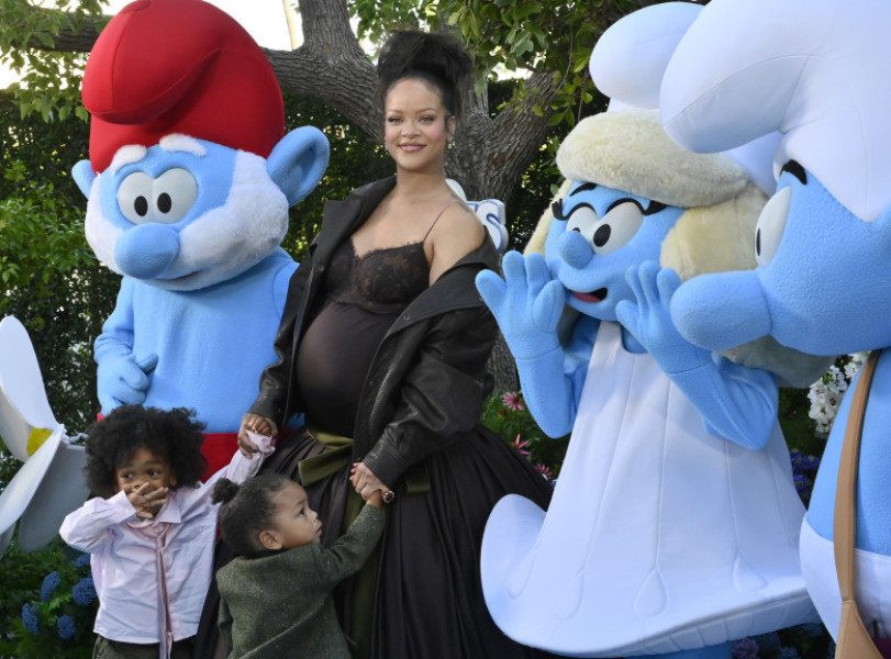 Rihanna insarcinata cu copiii alaturi