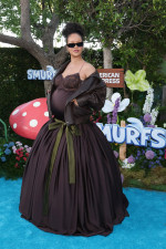 rihanna insarcinata, premiera smurfs (2)