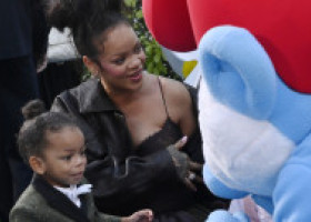 Gravidă, cu rochie lungă până-n pământ și cu cei doi copii de mână, la premiera noului ei film. Rihanna le poate face pe toate