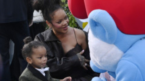 Gravidă, cu rochie lungă până-n pământ și cu cei doi copii de mână, la premiera noului ei film. Rihanna le poate face pe toate