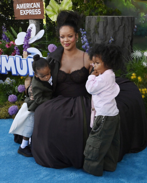 Rihanna insarcinata cu copiii alaturi
