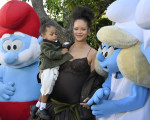 Rihanna insarcinata cu copiii alaturi