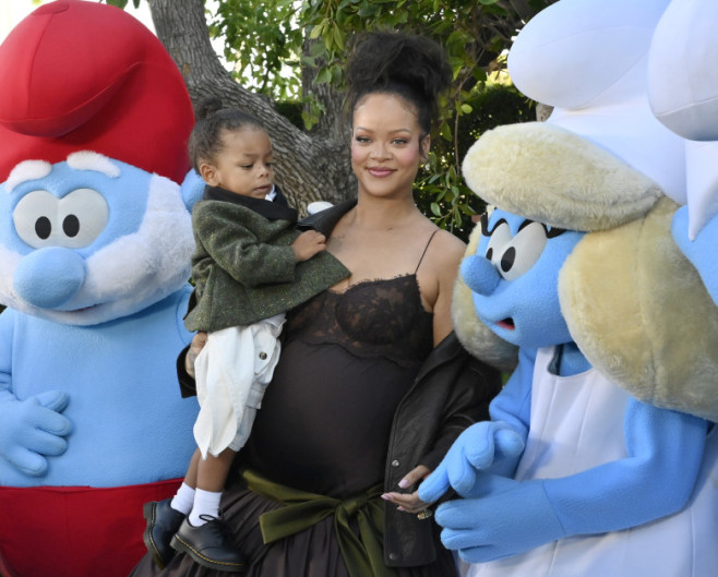Rihanna insarcinata cu copiii alaturi