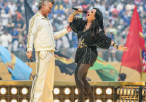 Robbie Williams și Laura Pausini, duet de senzație în faţa a zeci de mii de spectatori, pe MetLife Stadium din NY