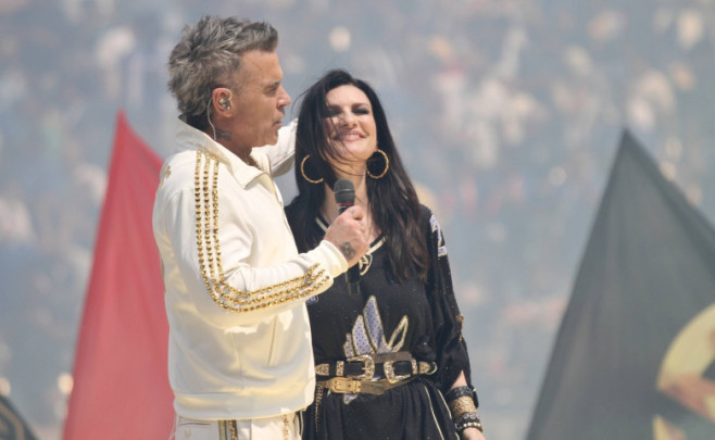 Robbie williams e laura pausini lideram a inesquecivel preparacao para a copa do mundo de clubes da fifa na partida final entre chelsea e psg.