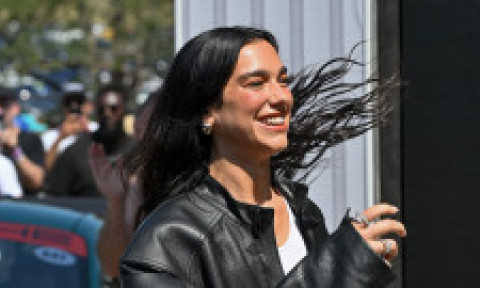 Îndrăgostiții Dua Lipa și Callum Turner radiază când sunt împreună. Și-au răsfățat fanii cu o nouă doză de gesturi romantice