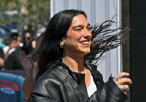 Îndrăgostiții Dua Lipa și Callum Turner radiază când sunt împreună. Și-au răsfățat fanii cu o nouă doză de gesturi romantice
