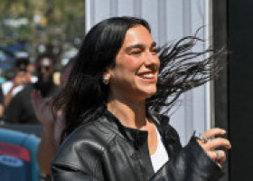 Îndrăgostiții Dua Lipa și Callum Turner radiază când sunt împreună. Și-au răsfățat fanii cu o nouă doză de gesturi romantice