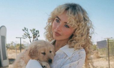 Sabrina Carpenter, apariție provocatoare într-o rochie roșie „periculos” de decupată la spate. Trăiește o vară de vis în Italia