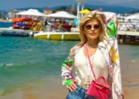 Loredana a stârnit reacții acide când s-a pozat în blugi scurți cât o fâșie de material: "Nu-și acceptă vârsta!"