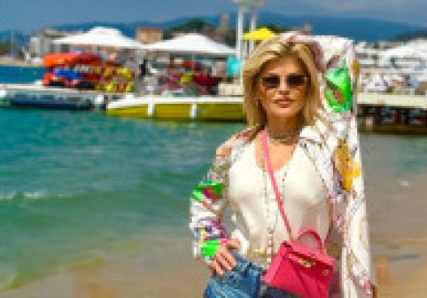 Loredana a stârnit reacții acide când s-a pozat în blugi scurți cât o fâșie de material: "Nu-și acceptă vârsta!"
