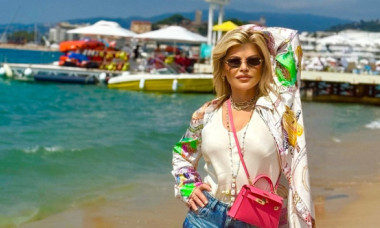Loredana a stârnit reacții acide când s-a pozat în blugi scurți cât o fâșie de material: 