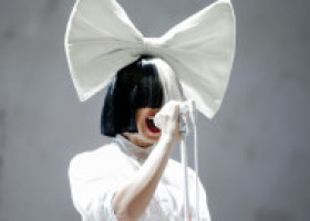 Sia, în centrul atenției la concertul lui Katy Perry. A fost însoțită de un bărbat cu care a mai fost văzută la câteva zile după divorț