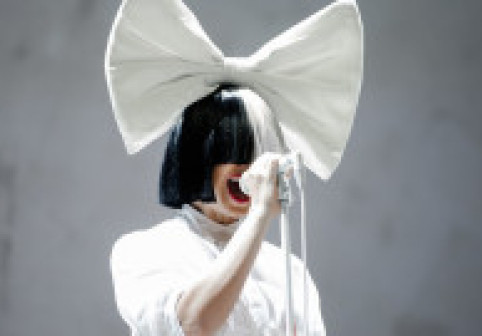 Sia, în centrul atenției la concertul lui Katy Perry. A fost însoțită de un bărbat cu care a mai fost văzută la câteva zile după divorț