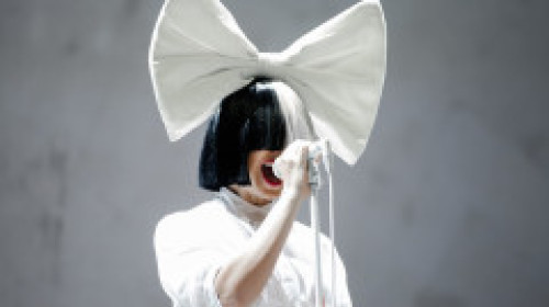 Sia, în centrul atenției la concertul lui Katy Perry. A fost însoțită de un bărbat cu care a mai fost văzută la câteva zile după divorț