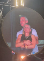 cuplu, inselat, concert coldplay