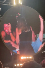 cuplu, inselat, concert coldplay
