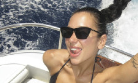 „Amore”. Dua Lipa, spectaculoasă în costum de baie, pe iaht, în Italia, în imaginile de peste 2 milioane de like-uri