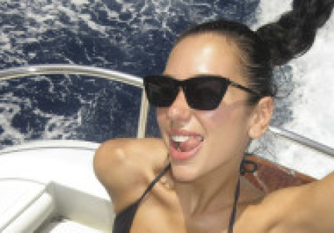 „Amore”. Dua Lipa, spectaculoasă în costum de baie, pe iaht, în Italia, în imaginile de peste 2 milioane de like-uri