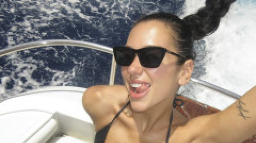 „Amore”. Dua Lipa, spectaculoasă în costum de baie, pe iaht, în Italia, în imaginile de peste 2 milioane de like-uri