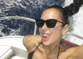 „Amore”. Dua Lipa, spectaculoasă în costum de baie, pe iaht, în Italia, în imaginile de peste 2 milioane de like-uri