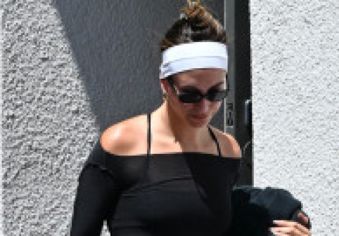 Hailey Bieber, fără machiaj, în colanți scurți și top transparent, după un antrenament de pilates în LA