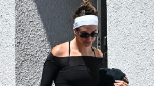 Hailey Bieber, fără machiaj, în colanți scurți și top transparent, după un antrenament de pilates în LA